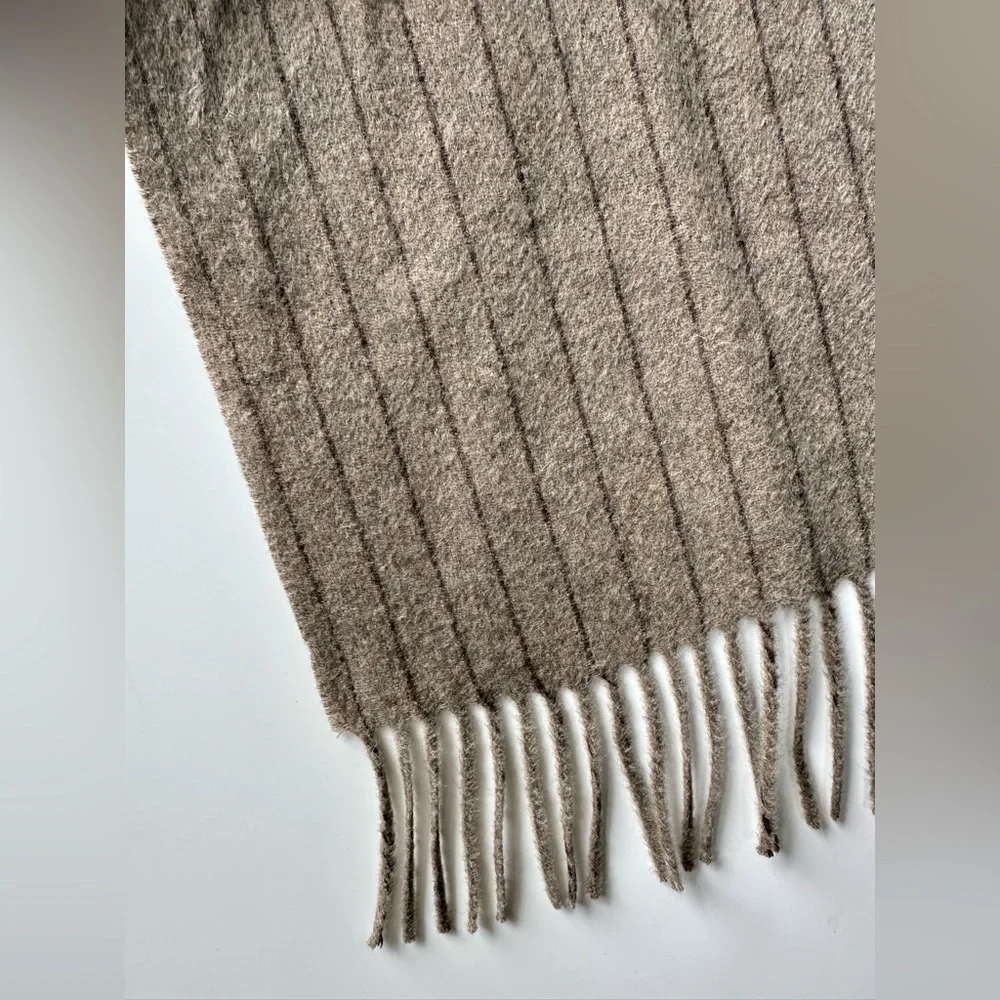 EUC 100% Cashmere Banana Republic Taupe Scarf